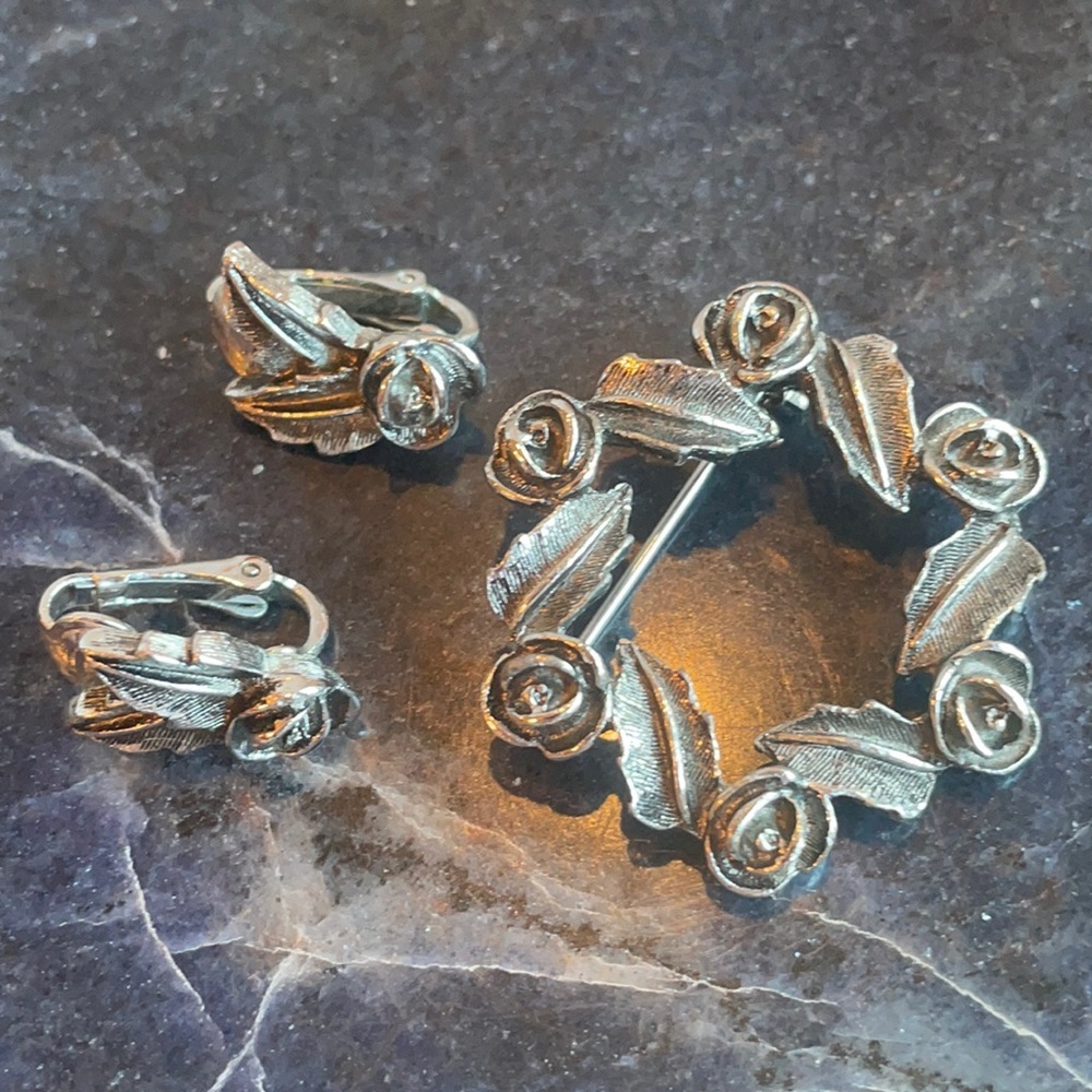VTG Sarah Coventry brooch and clip on earring set dark metal roses and leaves